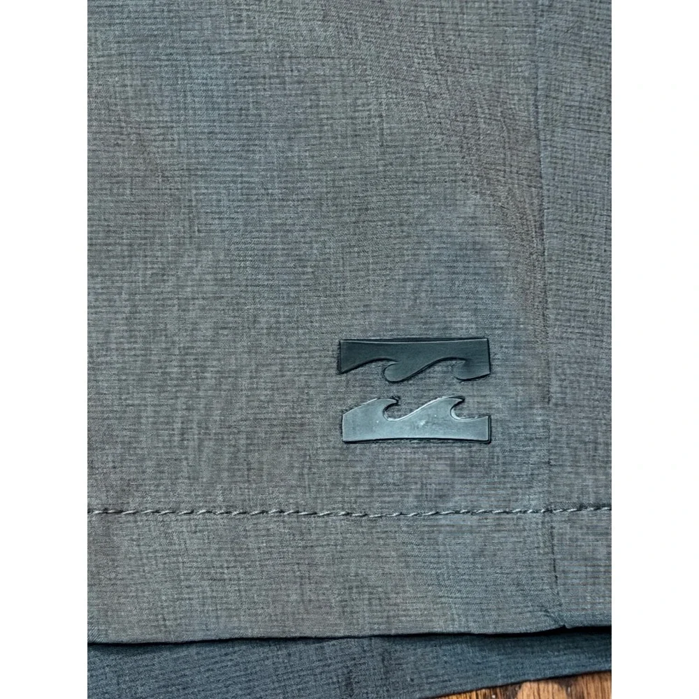 Billabong Platinum X Mens Hybrid Shorts Grey Walkshorts Size 33 Land and Water